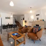 Caretta In - Sleeps 6 - Private Pool Vilă